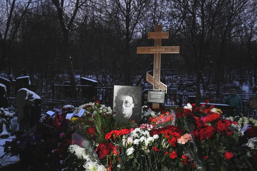 Александр градский могила фото МК": третья жена Градского наняла адвокатов для борьбы за наследство артиста - Г