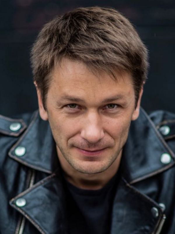 Александр константинов актер фото Непростой путь к успеху актёра Александра Константинова. Старт актёрской карьере
