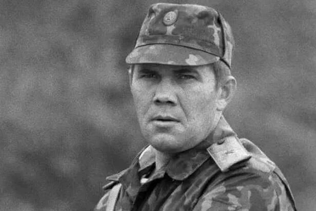 Александр лебедь фото Даты: 20 апреля 1950 года родился российский политический и военный деятель Алек