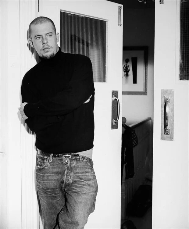 Александр маккуин фото МакКуин (2018) - McQueen - кадры из фильма - европейские документальные фильмы -