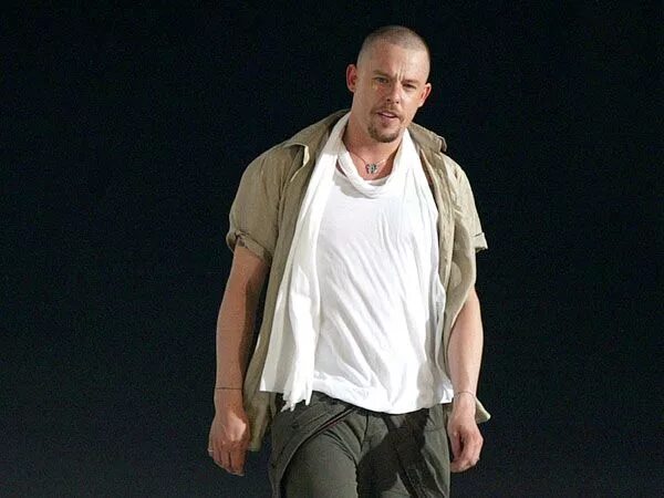 Александр маккуин фото Lee Alexander McQueen was Born on 17 March 1969 in Lewisham, London, to Scottish