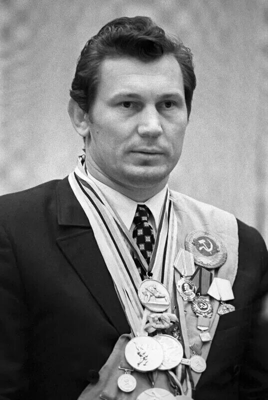 Александр васильевич медведь фото Трехкратный олимпийский чемпион по борьбе А. Медведь - о труде, тапочках и медве