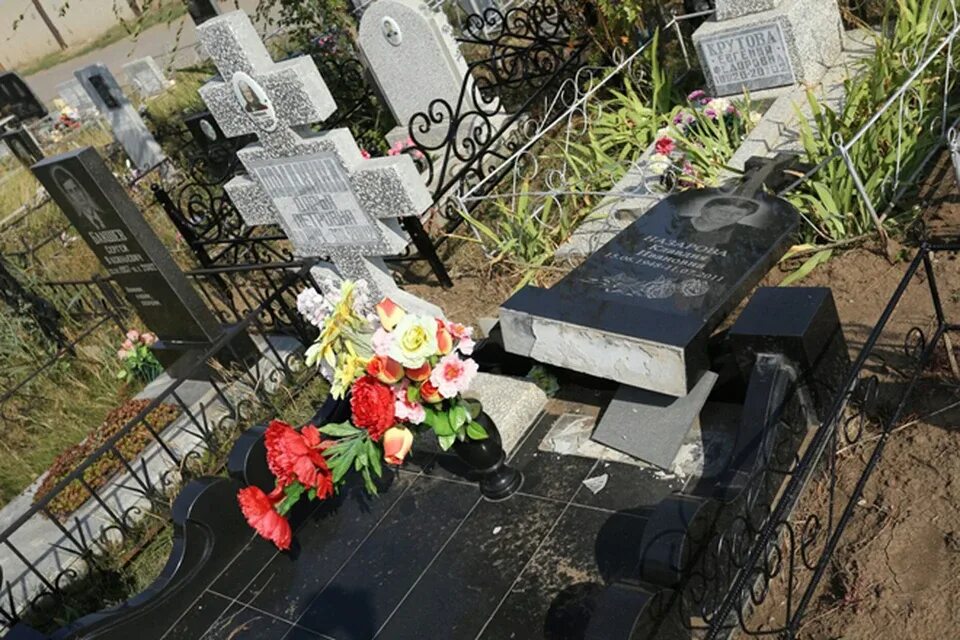 Александр владимирович шишинин дочь и жена фото В Саратове ураган разрушил могилы на Елшанском кладбище - KP.RU