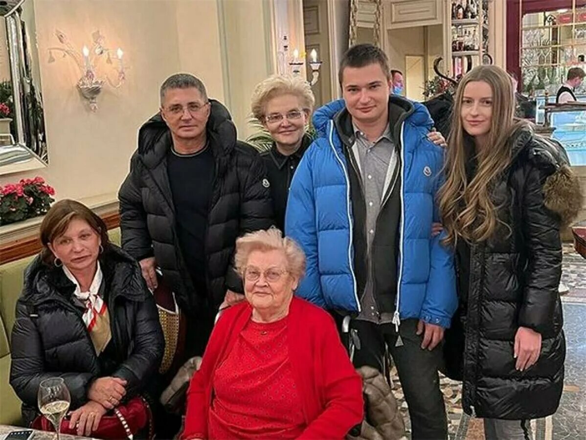 Александр волохов семья фото Личная жизнь Александра Мясникова Обсудим звезд с Малиновской Дзен