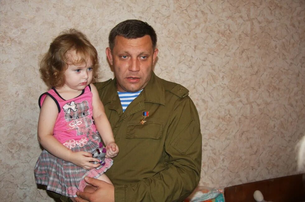 Александр захарченко фото Захарченко вручил нуждающейся жительнице из прифронтовой Ясиноватой ключи от нов