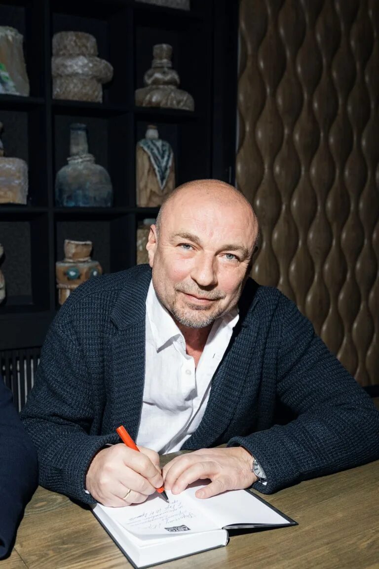 Александр жулин фото Александр Жулин представил свою книгу