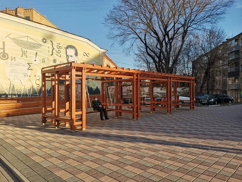 Качели ул труда 33 калуга фото В Калуге качели возле горуправы укрепили выставкой - Благоустройство - Новости -