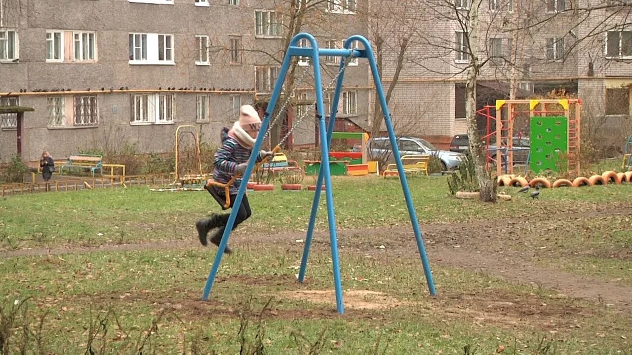 Качели во дворе фото Бизнесмены поставили качели для ребенка - YouTube