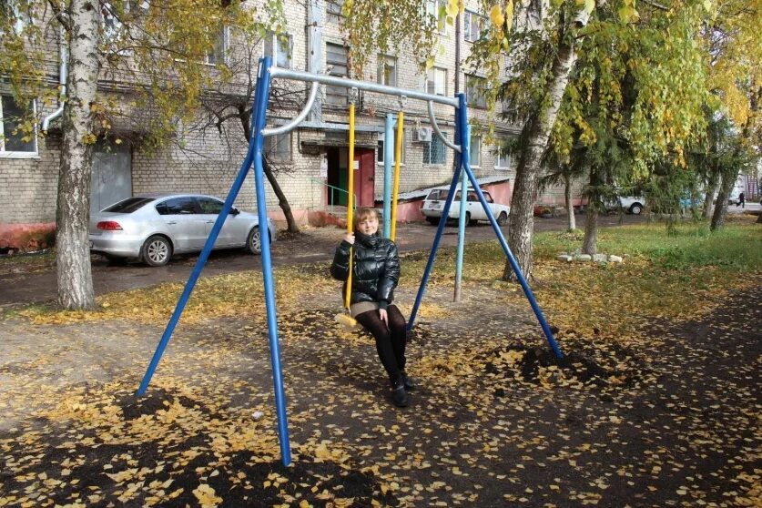 Качели во дворе фото Установлены новые качели