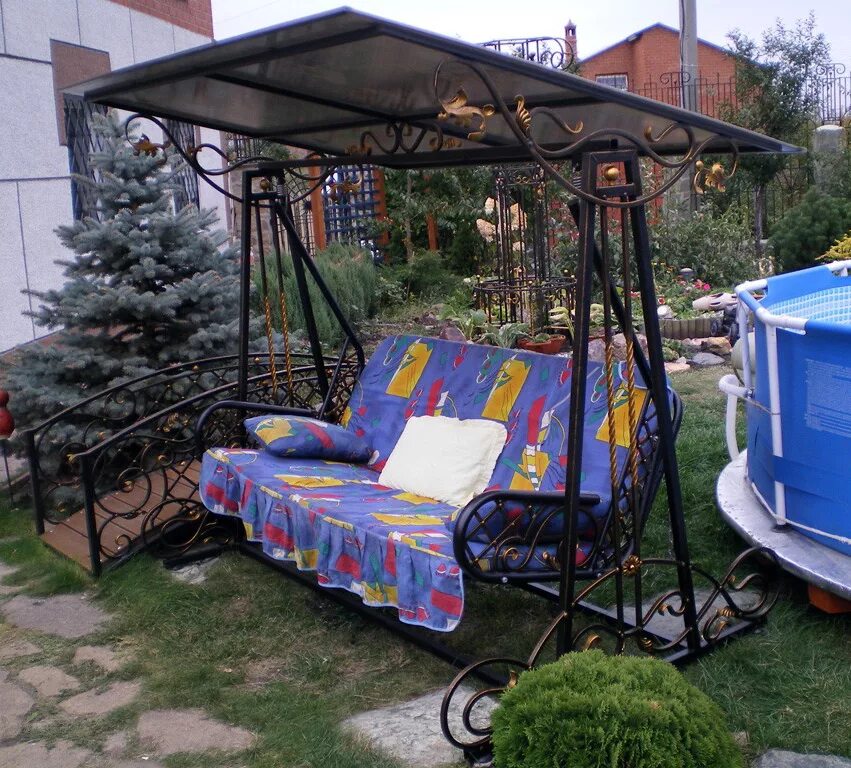 Качели во дворе фото Кованые качели для дачи, купить кованые садовые качели, фото цены на кованые кач