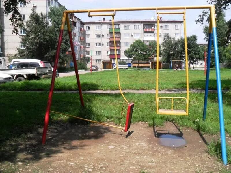 Качели во дворе фото кач Советский Сахалин