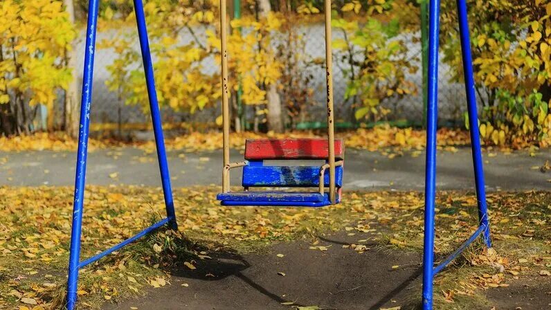 Качели во дворе фото В Ачинске нашли 4-летнюю девочку, ушедшую из дома, пока её мама спала: Яндекс.Но