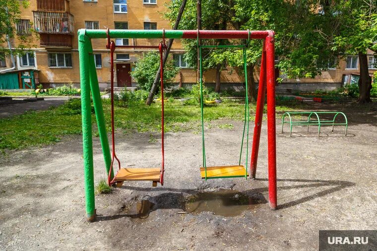 Качели во дворе фото В Пермском крае ребенок получил травму из-за оборвавшейся качели. Фото УРА.РУ Дз