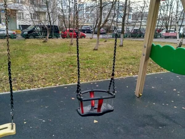 Качели во дворе фото Качели отремонтировали во дворе на Привольной улице Регионы Селдон Новости