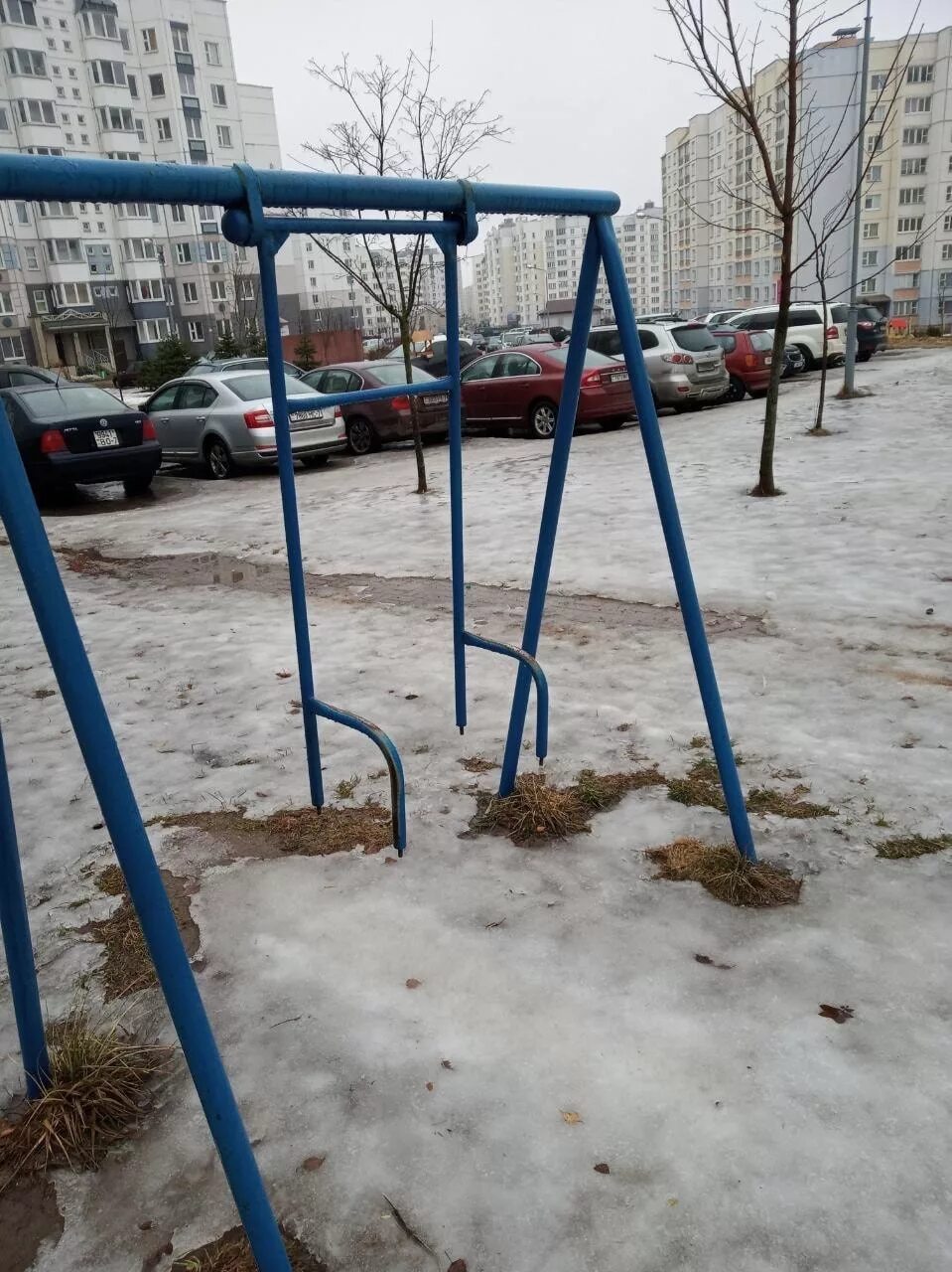 Качели во дворе фото Обещают починить в III квартале 2019 года". Минчане уже год ждут ремонта качелей