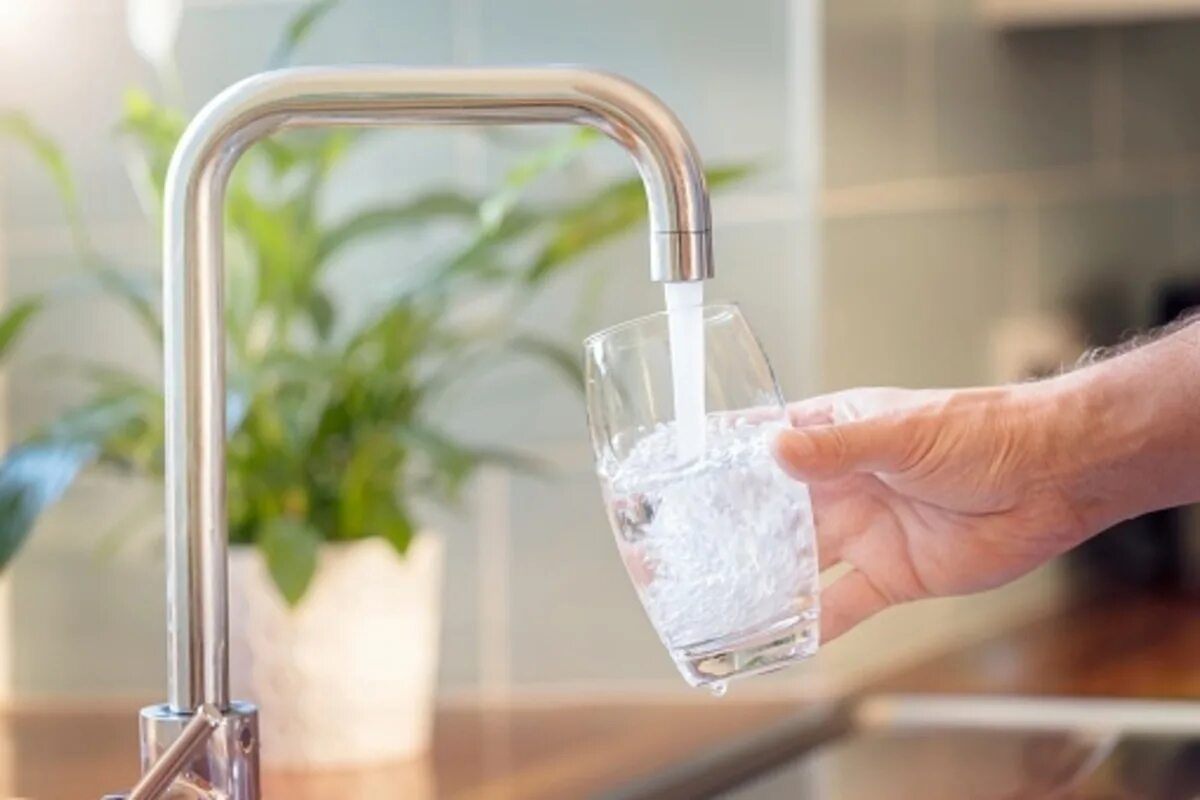 Качество воды фото 14 июля некоторые жители Омска останутся без холодной воды - МК Омск