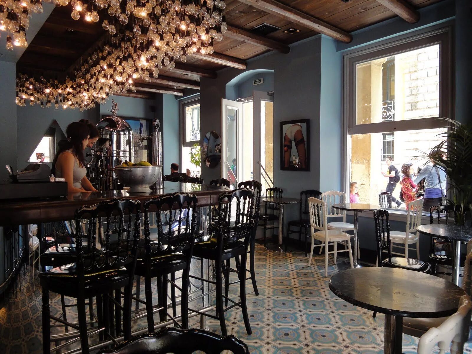 Кафе 5 фото Trendy Old World Cafe with High Light Contrast