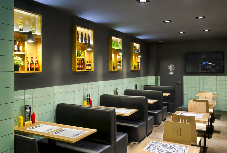 Кафе быстрого питания фото Denys & von Arend: Frankfurt Station Restaurant seating design, Restaurant inter