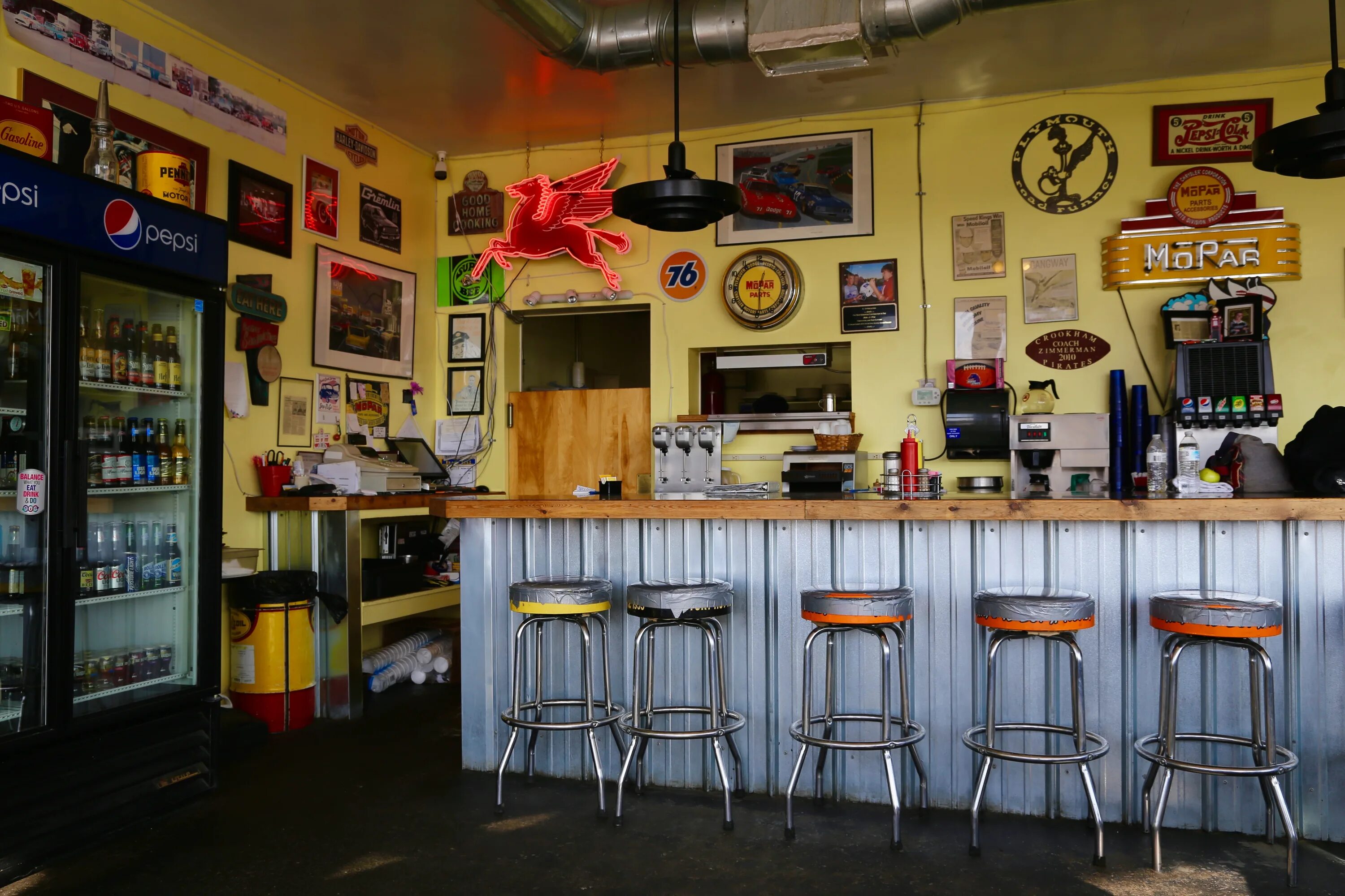 Кафе гараж фото THE GARAGE CAFÉ Muscle-car menu makes for pleasing pit stops in Notus Edible Ida