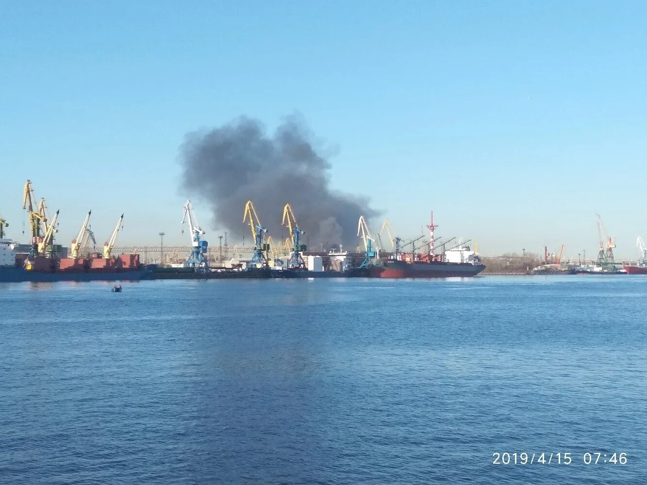 Канонерский судоремонтный завод канонерский остров 41 фото На территории Канонерского судоремонтного завода тушат пожар - 15 апреля 2019 - 