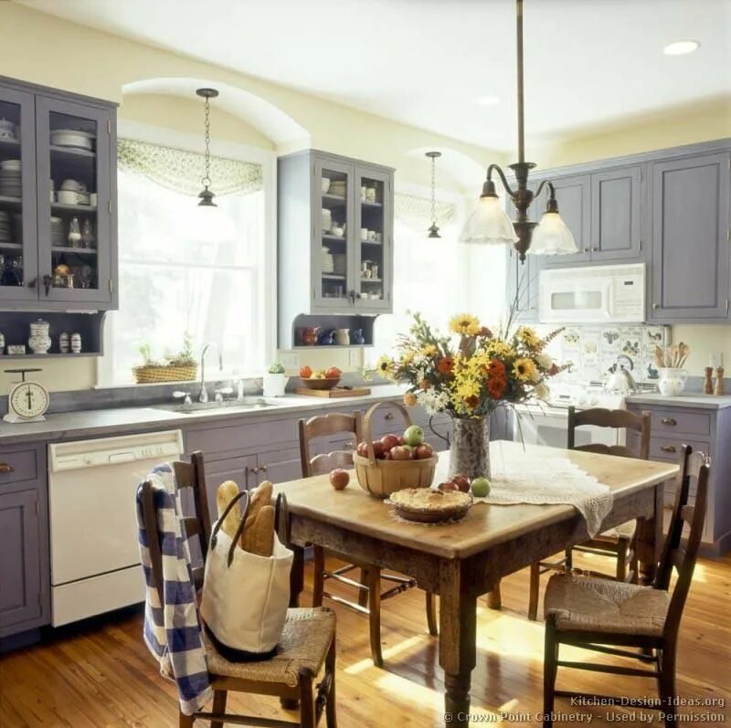Кантри в интерьере кухни Love this classic Country Style kitchen. Do you? pinned with Pinvolve Cozinhas m