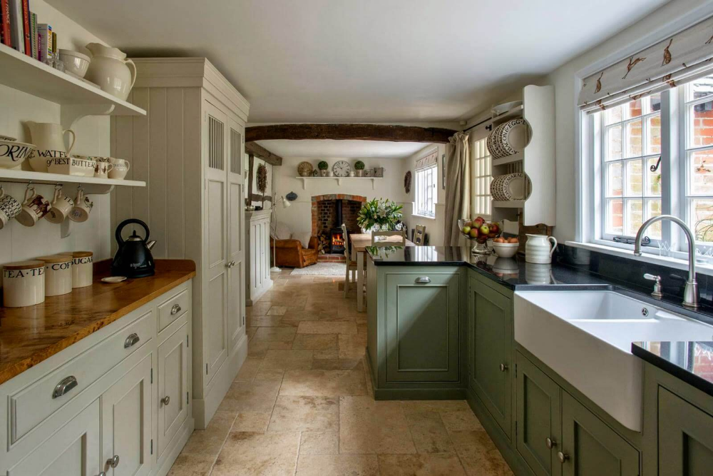 Кантри в интерьере кухни old world tile backsplash - Google Search Country kitchen designs, Modern farmho