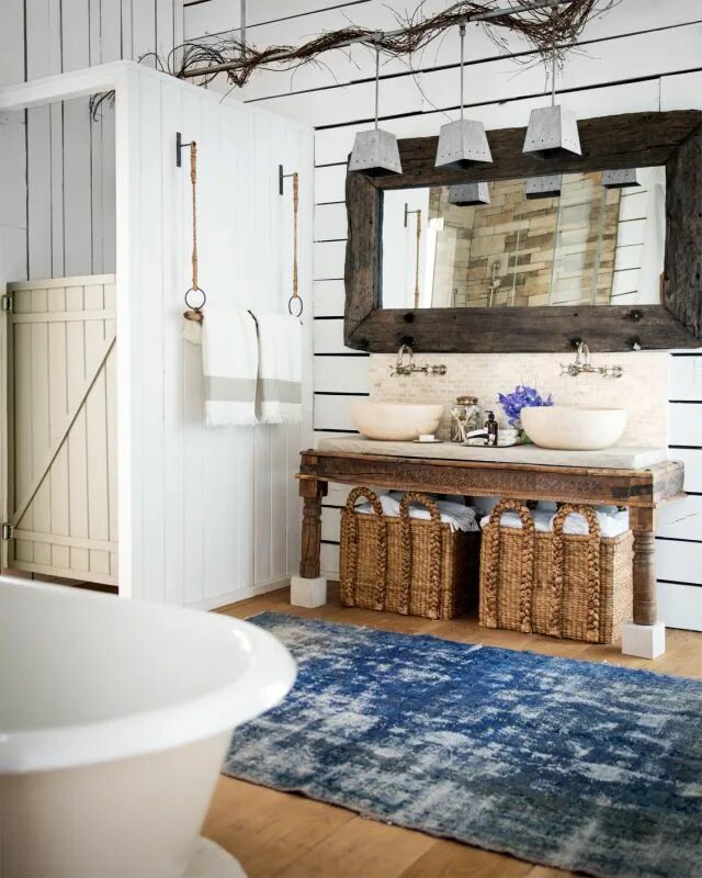 Кантри в интерьере ванны Take a Peek Inside the Tennessee Barn Home of Country Singer Ronnie Dunn Bathroo