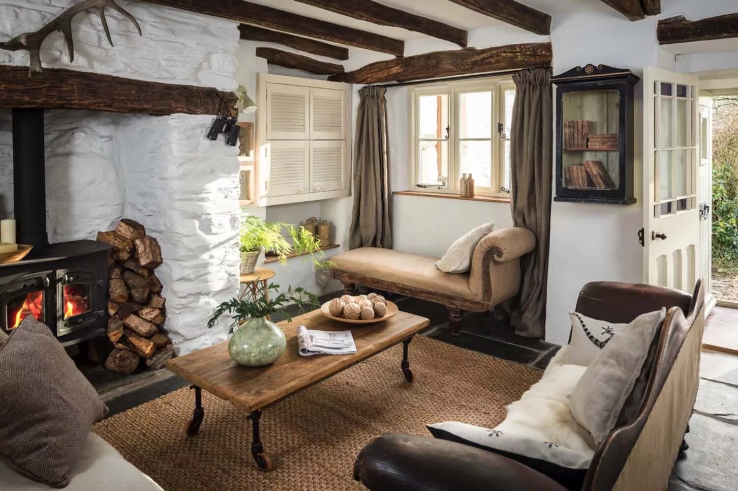 Кантри в интерьере загородного дома фото Charming English cottage offers a fairytale getaway Salones rústicos, Interiores