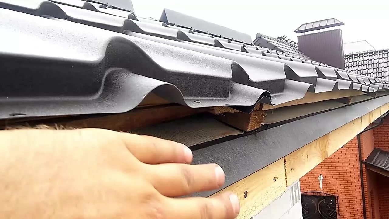 Капельник для металлочерепицы установка фото Приклейка гидробарьера до капельника. - YouTube
