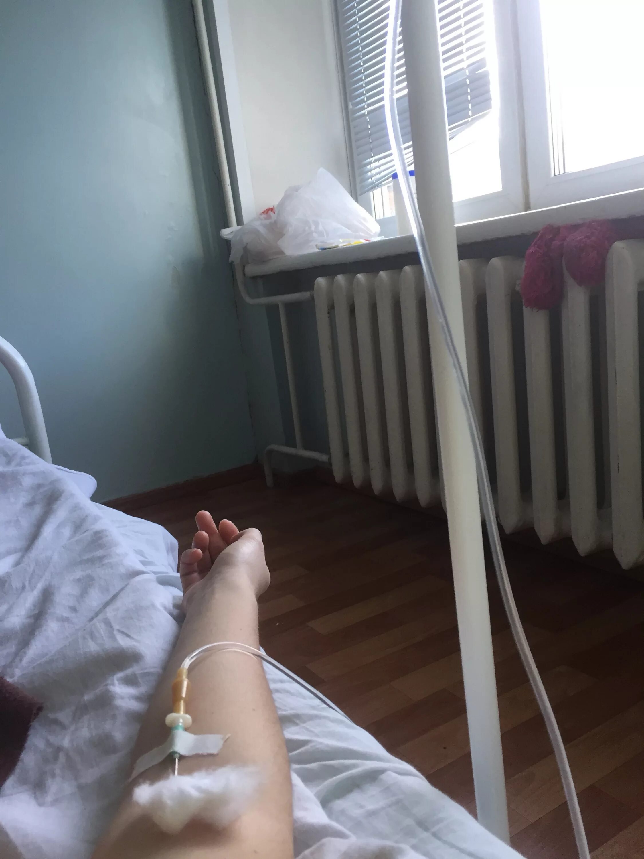 Капельница фото больница девушка без лица Красноярская межрайонная клиническая больница скорой медицинской помощи им. Н.С.