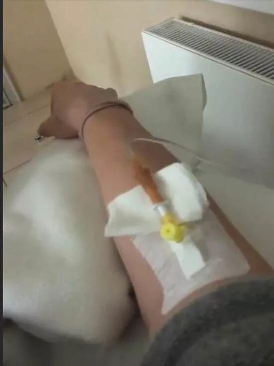 Капельница на руке фото девушки в больнице Певица Анна Семенович госпитализирована и лежит под капельницей - МК