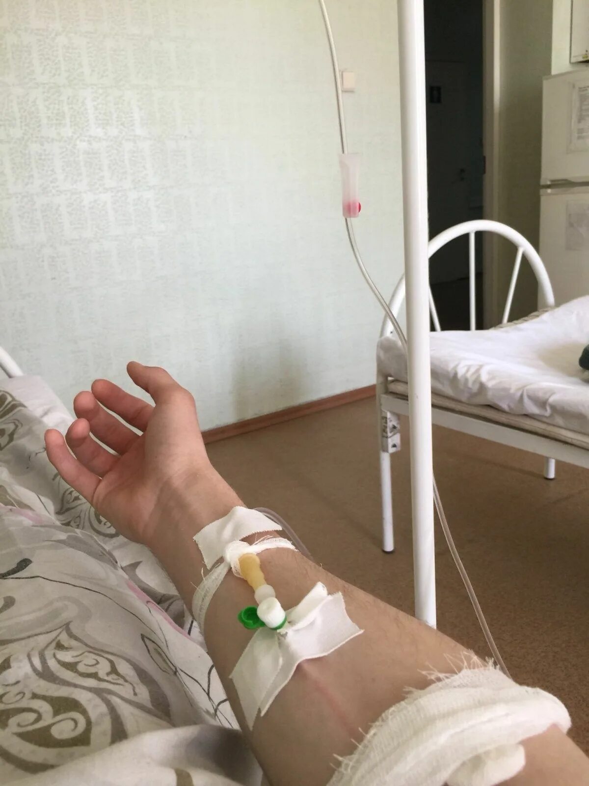 Капельница на руке фото девушки в больнице Уколы и системы с выездом на дом - Медицинские услуги Костанай на Olx