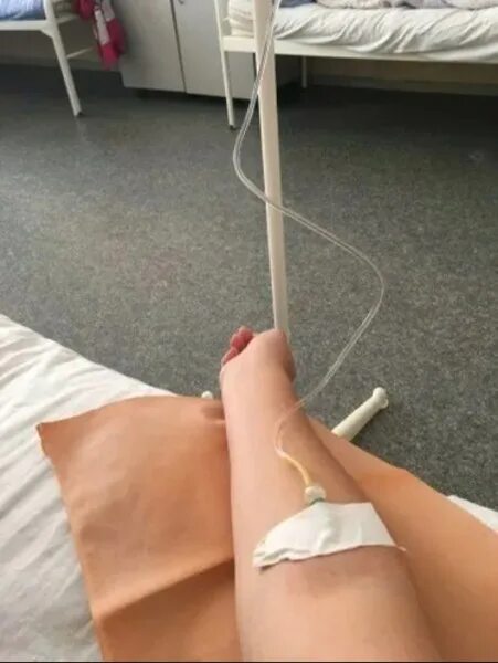 Капельница на руке фото девушки в больнице Капельница на дому красногорск