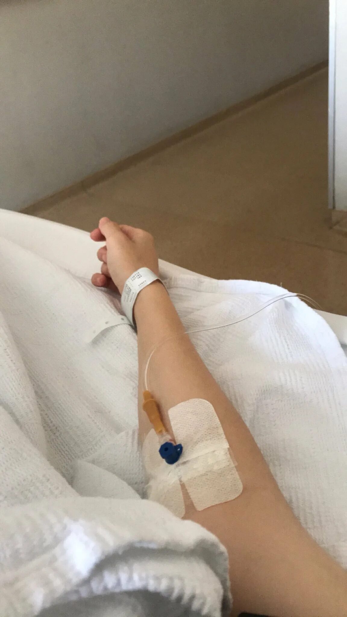Капельница на руке фото девушки в больнице Женская рука с капельницей на кровати крупным планом с картинками