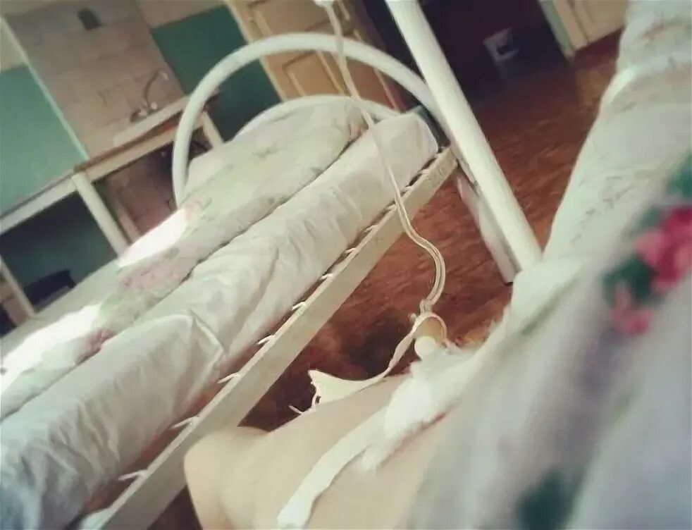 Капельница в больнице фото палате кровать 17-летняя ижевчанка отравилась курительными смесями. Здоровье