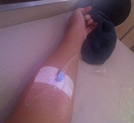 Капельница в домашних условиях фото Sick: Kelly Rowland Recoving In L.A. + Rihanna Recovering From Her IV Drip In Sw