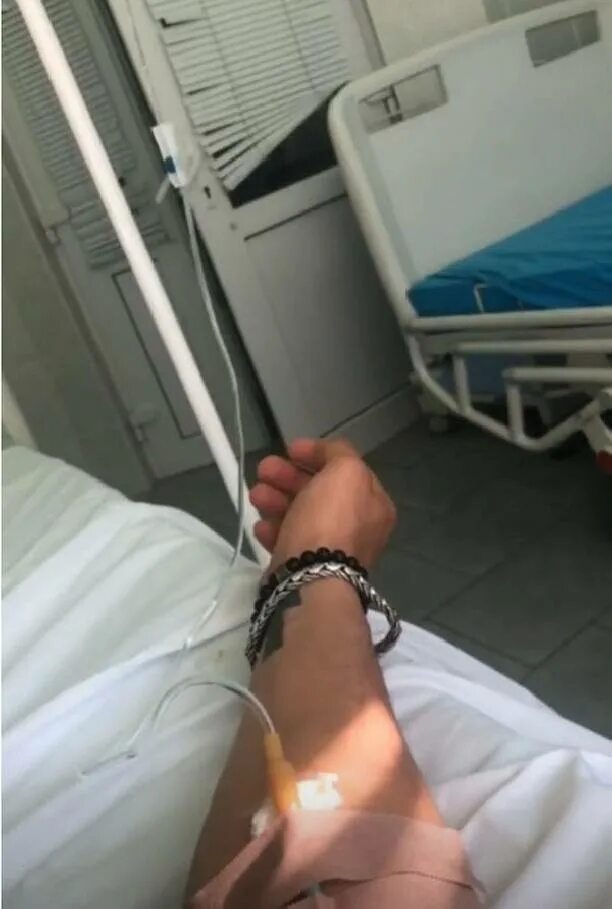 Капельница в руке фото в больнице реальное За изувеченным Павлом Прилучным в больнице ухаживает Мирослава Карпович - Сериал