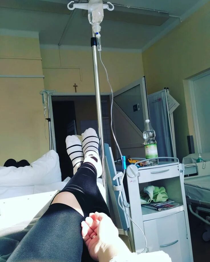 Капельница в руке фото в больнице реальное #szpital #kregoslup #kroplówka #chcędodomumj Hospital photography, Emotional pho