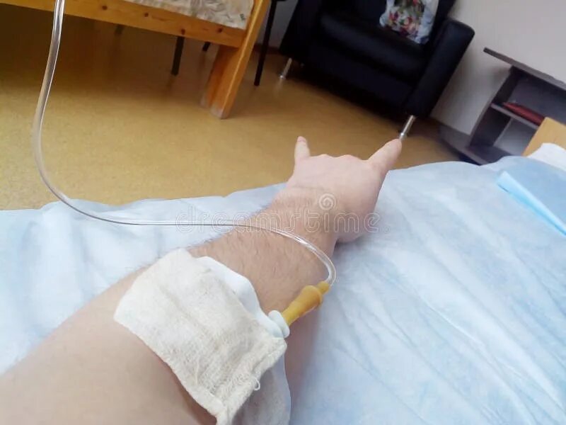 Капельница в руке фото в больнице реальное Sick Man in Hospital Under a Dropper Stock Photo - Image of equipment, cardiac: 