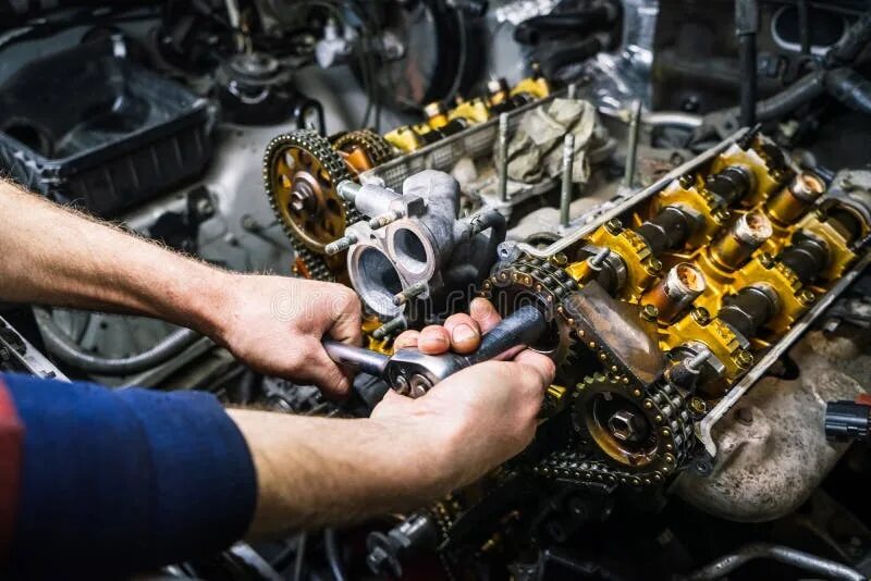 Капитальный ремонт двигателя своими руками Car Repair: Overhaul of the V6 Engine. Replacing Drive Chains Stock Image - Imag