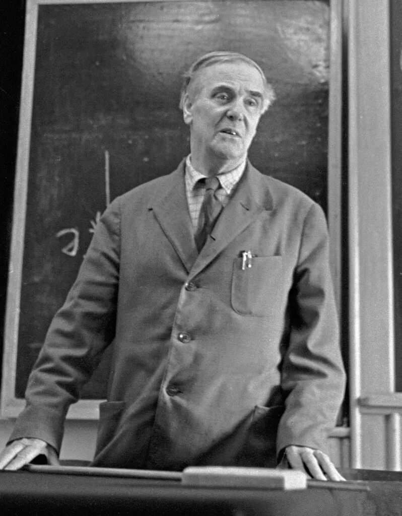 Капица академик фото Советское фото: Академик П. Л. Капица читает лекцию в Институте физических пробл