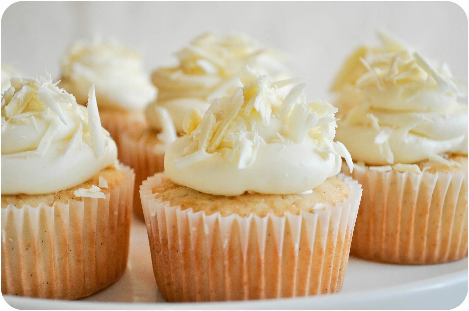 Капкейк с кремом фото White Chocolate & Vanilla Bean Cupcakes Making Goodies Easy vanilla cupcakes, Mo