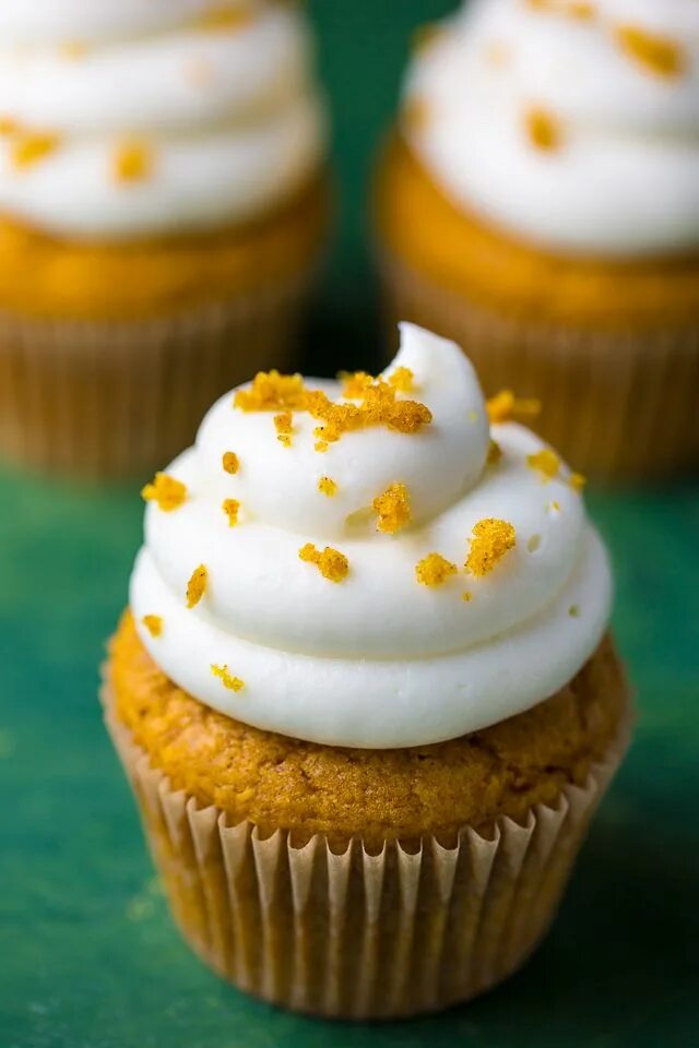 Капкейки из тыквы рецепт с фото пошагово Fluffy and flavorful Pumpkin Cupcakes with Cream Cheese Frosting! Cupcakes with 