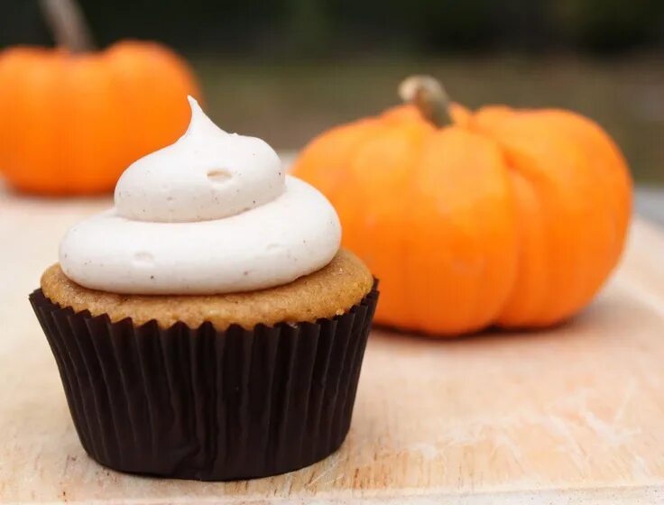 Капкейки из тыквы рецепт с фото пошагово Pumpkin Cupcakes with Cinnamon Cream Cheese Pumpkin cupcake recipes, Desserts, C