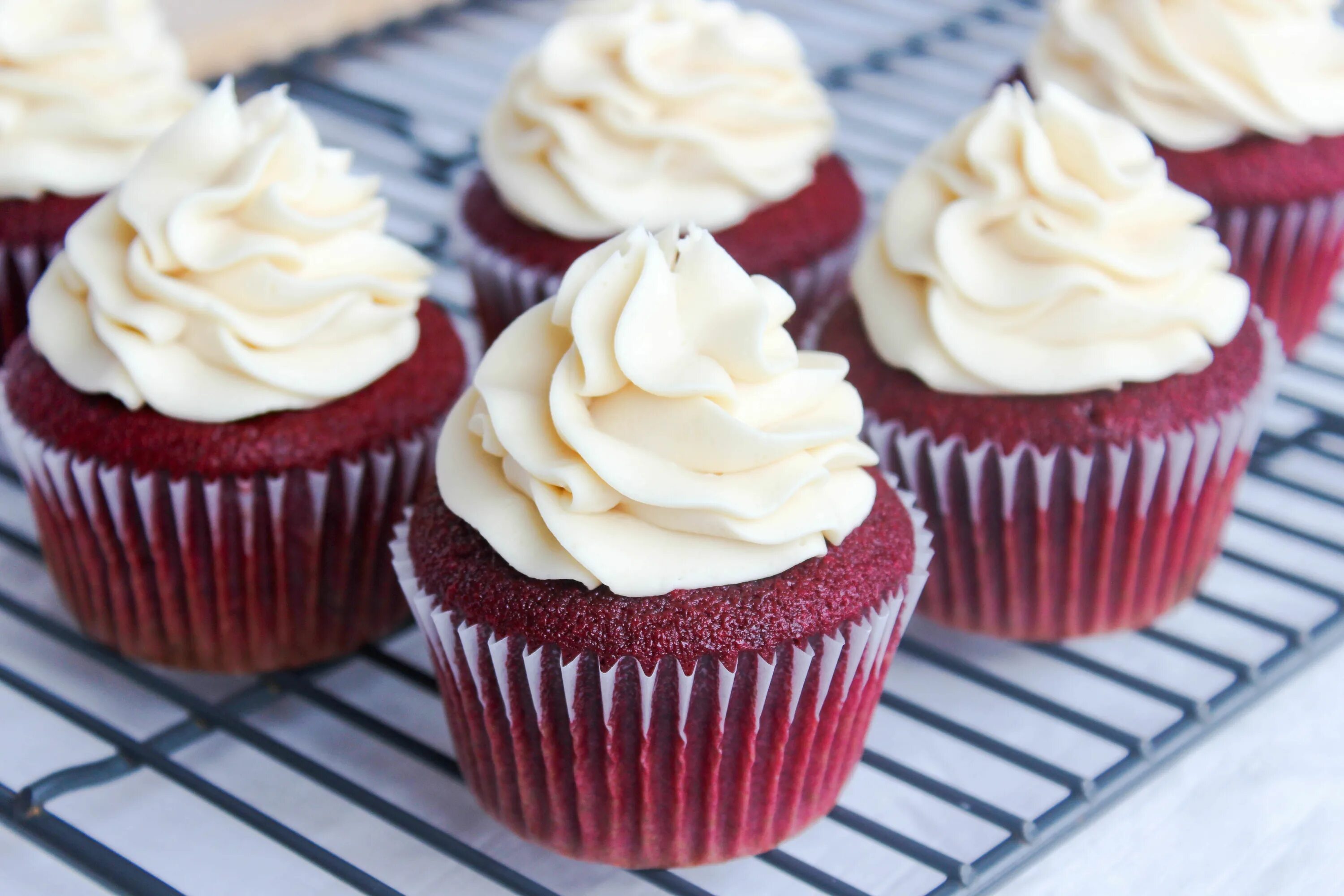 Капкейки крем рецепт с фото пошагово Moist, fluffy Red Velvet Cupcakes have a hint of chocolate, and are topped with 