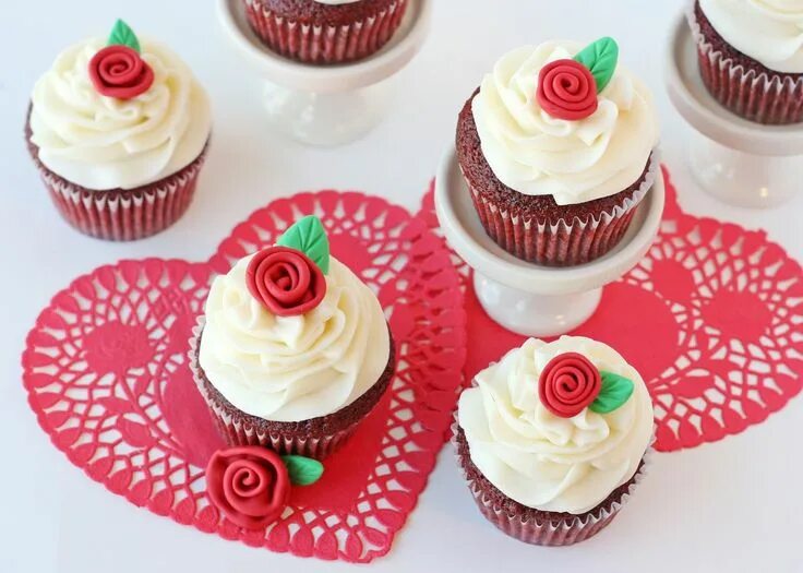 Капкейки оформление фото Red Velvet Cupcakes with Roses Recipe - Glorious Treats Red velvet cupcakes, Vel