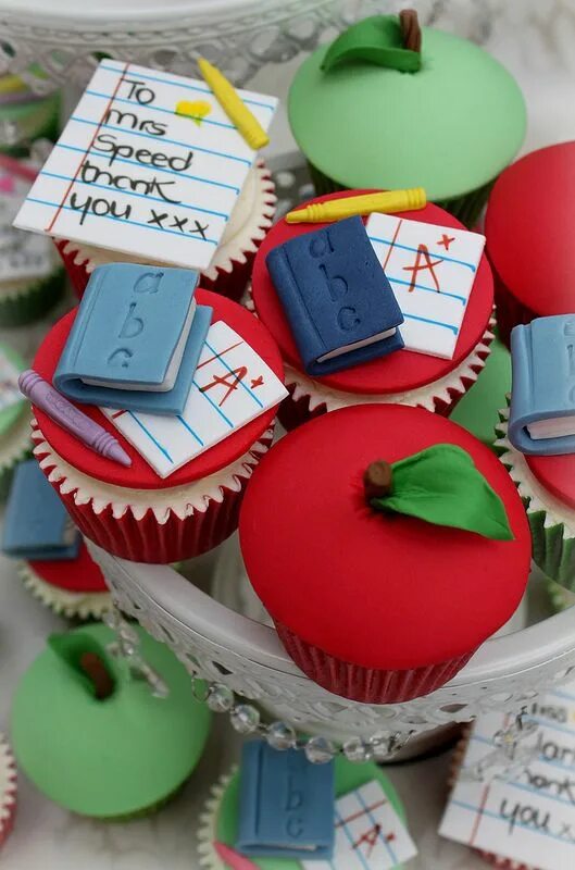 Капкейки с днем учителя фото teacher cupcakes Teacher cupcakes, Teacher cakes, School cupcakes