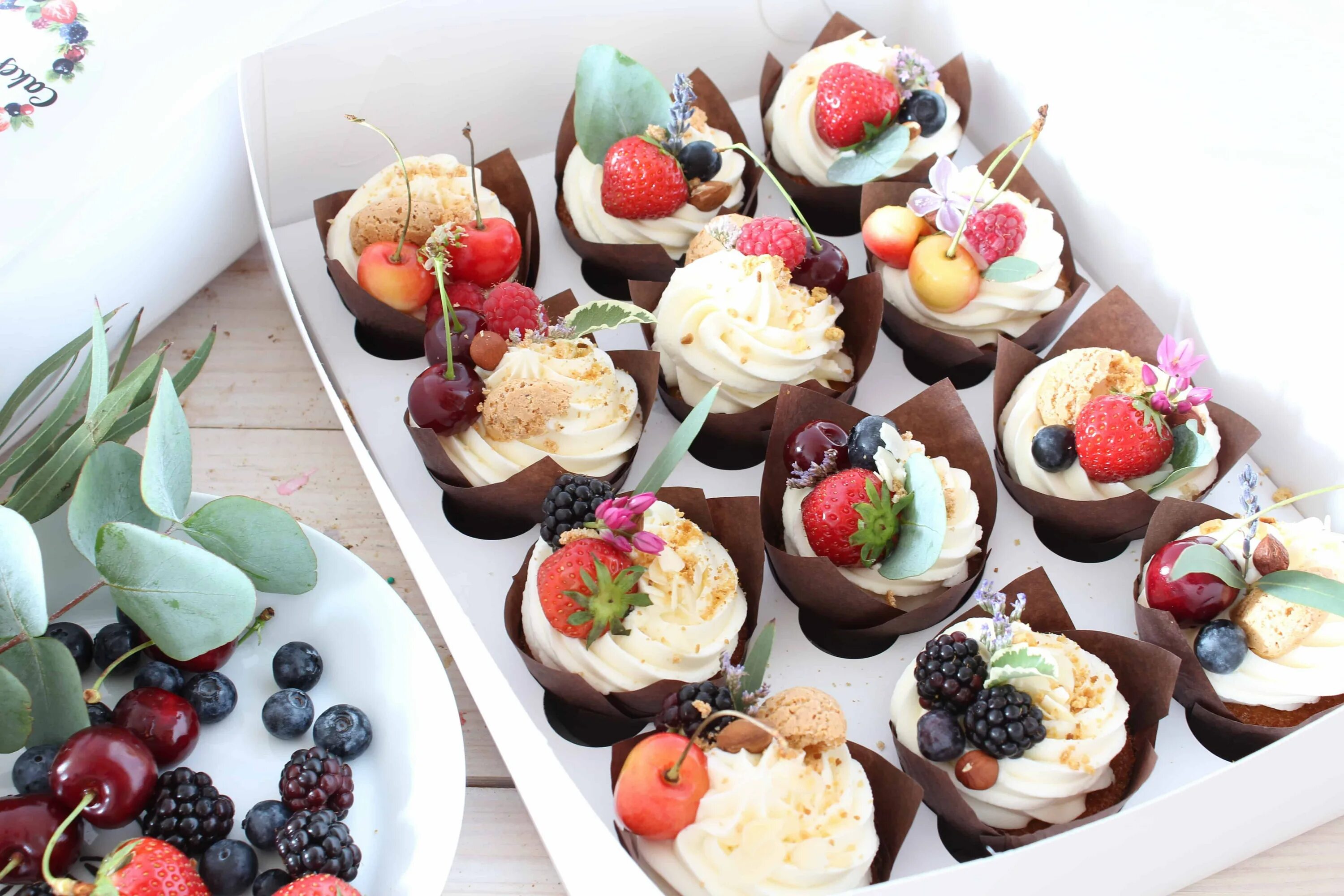 Капкейки с фруктами фото Капкейки с ягодами - CoffeePapa.ru