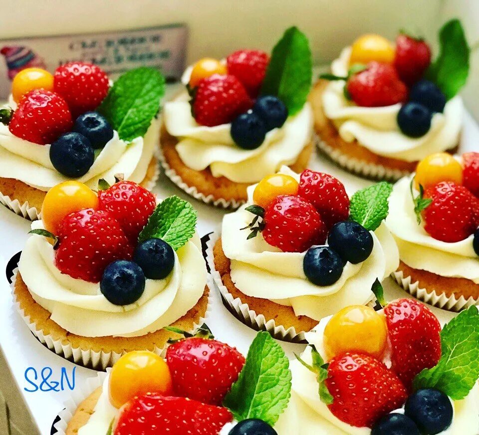 Капкейки с фруктами фото Капкейки с ягодной начинкой, вкуснейшим кремом, украшенные ягодным ассорти. Мммм