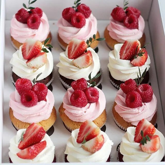 Капкейки с клубникой фото Pin by Olga Chetverikova on Søt pynt Desserts, Sweet cakes, Cupcake cakes